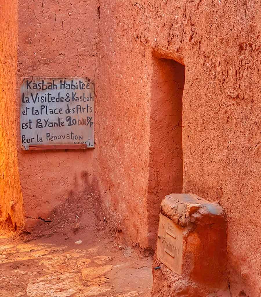 sign on a house in the village of Ait Benhaddou offering Kashab visits