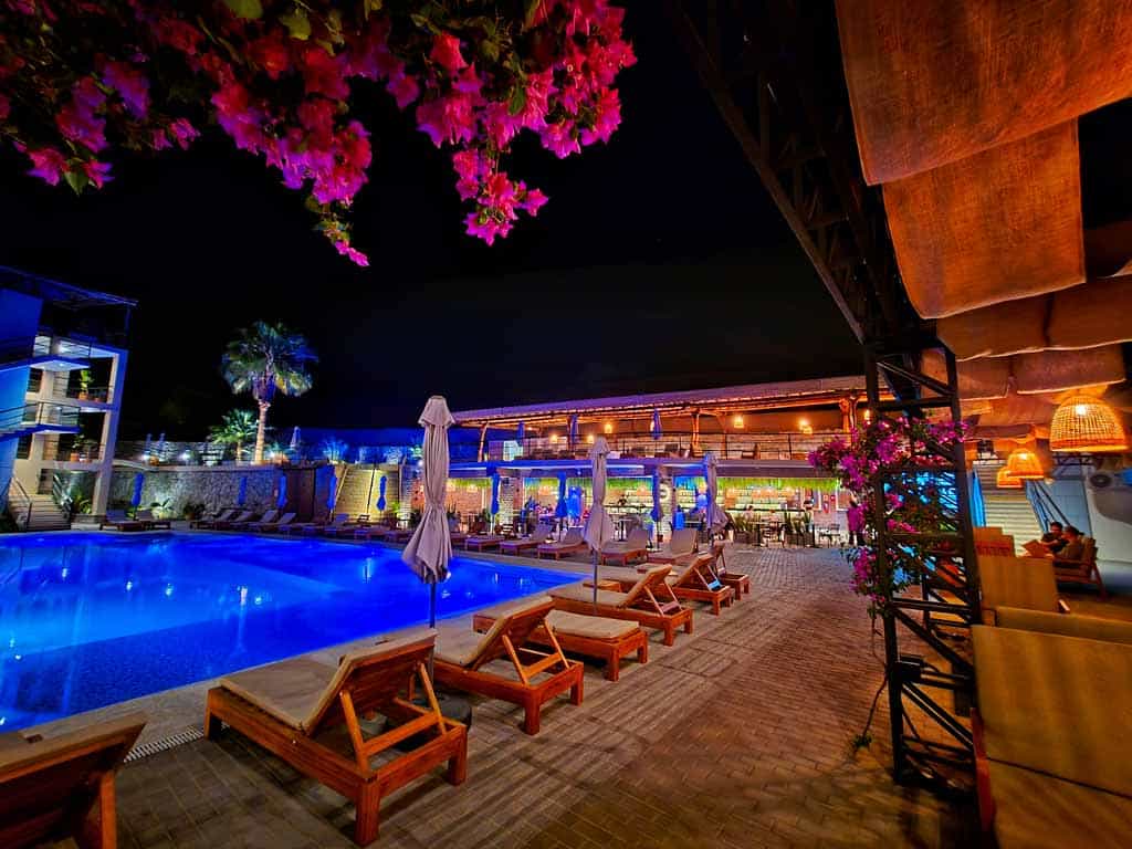fabulous Semona Hotel in Huacachina, with the pool and bar lit at night