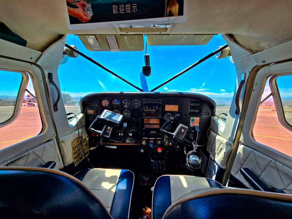 where the pilot and co-pilot sit in the nazca flight