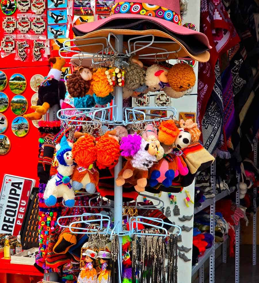 touristy gifts for sale in Maca