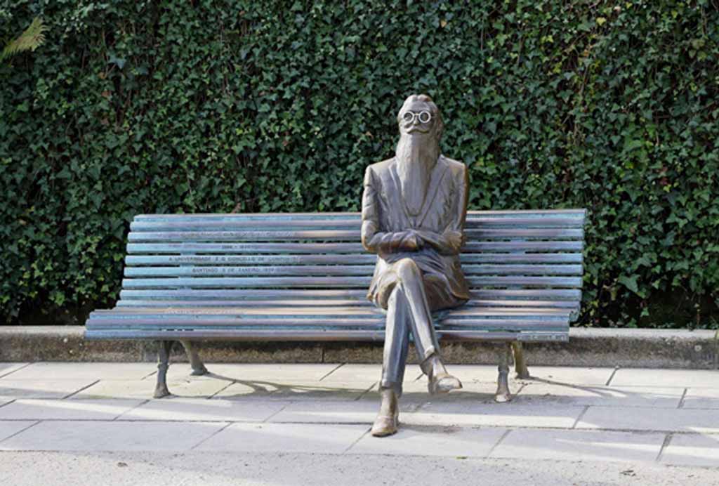 Ramón del Valle-Inclán statue, sitting on a bench
